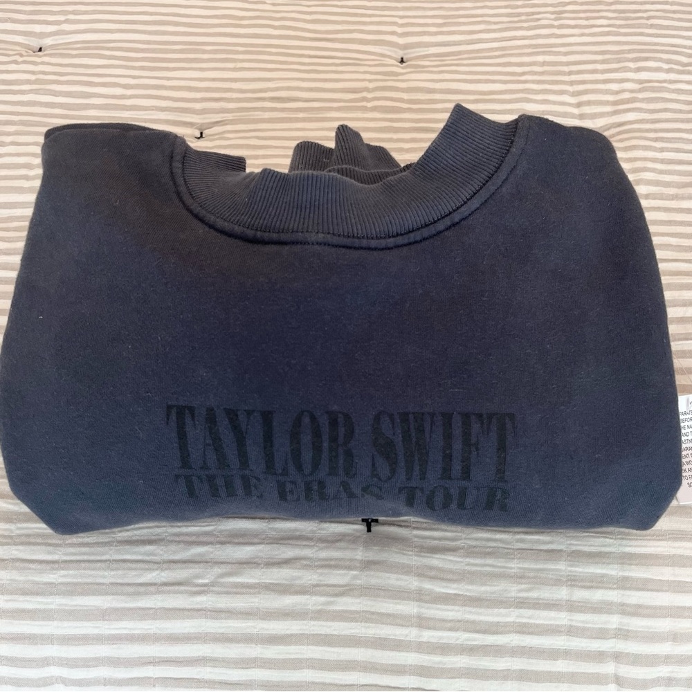 “Taylor Swift The Eras Tour” Discontinued Official Crewneck NEW